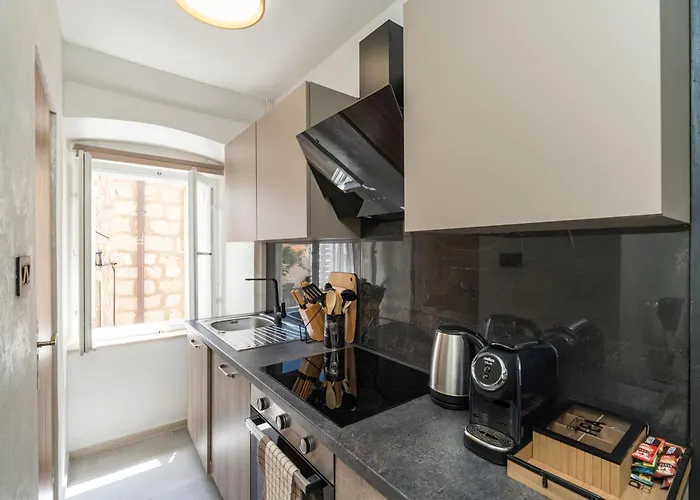 L & M - Perfect Old Town Location Two Bedroom House