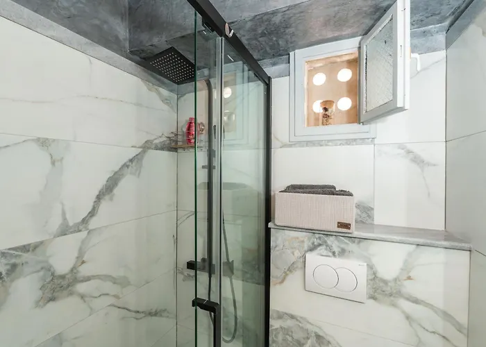 L & M - Perfect Old Town Location Two Bedroom House