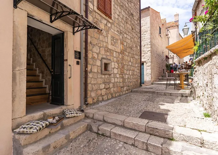 L & M - Perfect Old Town Location Two Bedroom House Ragusa